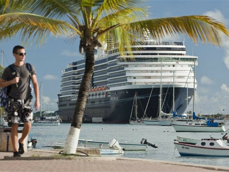 <span style="font-weight: 300">Cruise terminal Bonaire</span> large bonaire tourists 601827076d75e