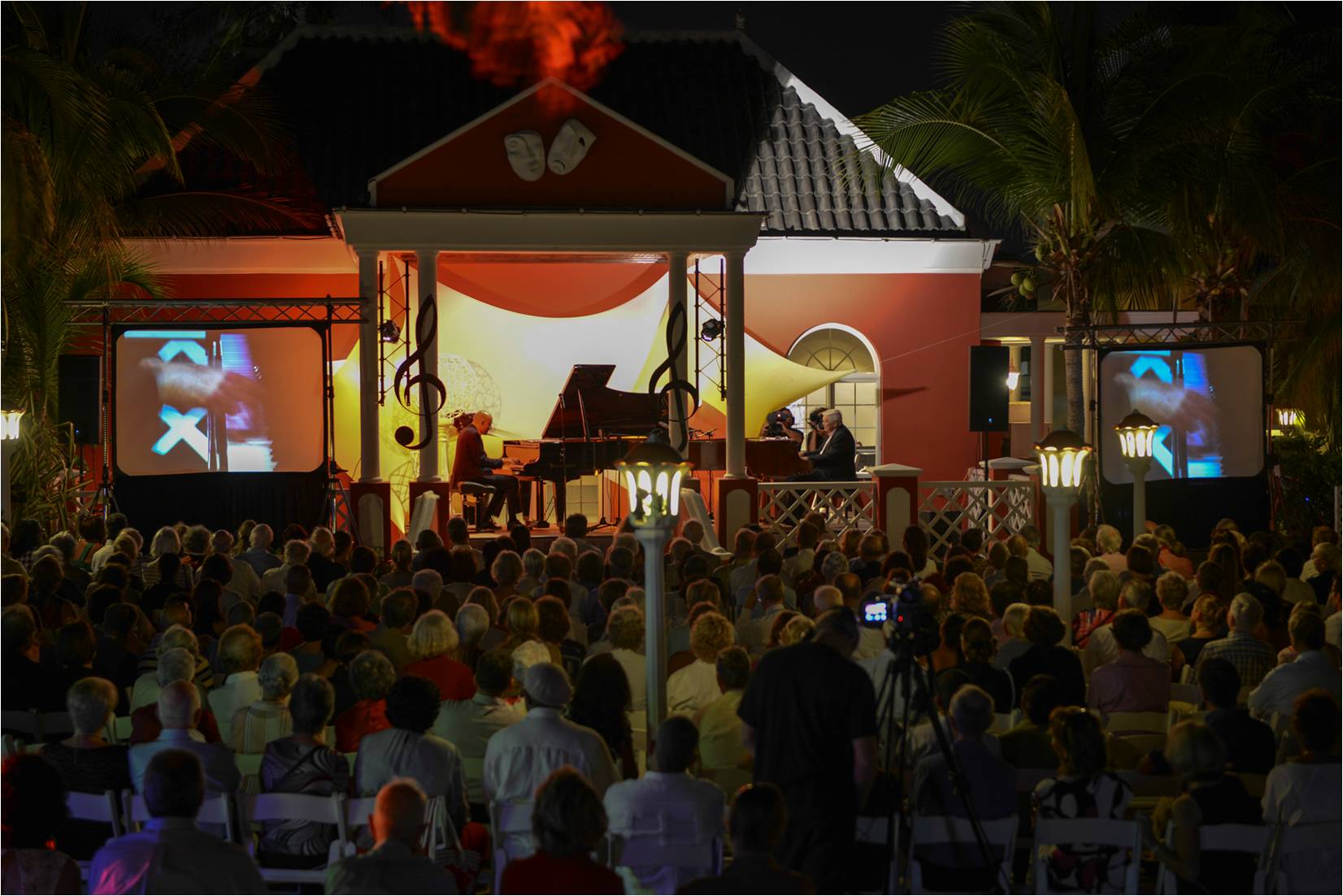 Randal Corsen and Wim Statius Muller performing on the La Belle Alliance porch