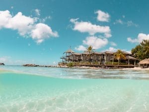 Avila Beach Resort Curacao voor een romantische vakantie met kamers aan de oceaan met een prachtig uitzicht op zee