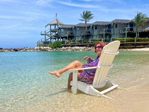 Hetty Kooyman sitting in the still-popular Adirondack chair at Avila. Hetty Kooyman bij Avila