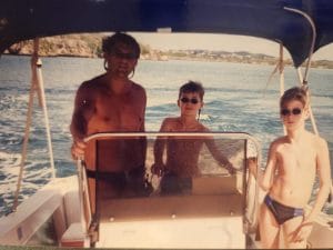 Will Vogels, Robbin Vogels, and Marco Vogels on the boat. Robbin met Will en zijn broer Marco